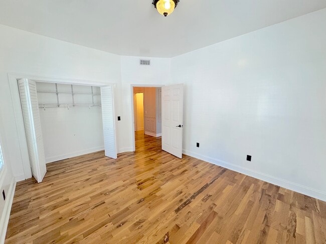 Building Photo - 521 W 37th St