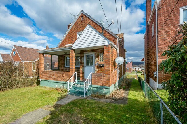 Building Photo - SCORE 50% OFF 1ST MONTH'S RENT IF SIGNED BY APRIL 10! Amazing 2 bedroom home in Clairton availabl...