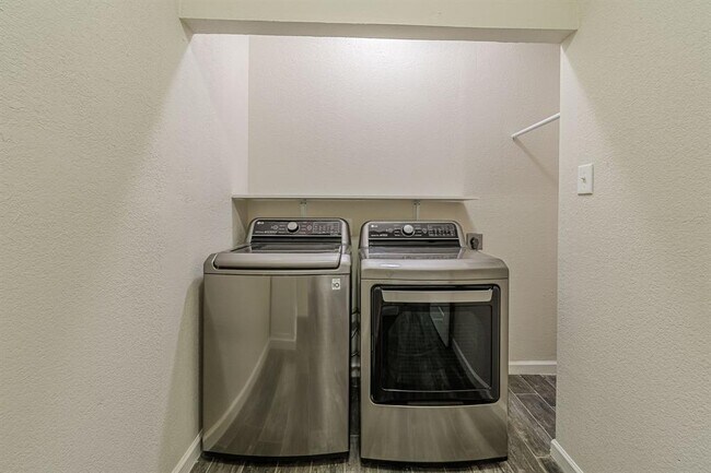 Building Photo - 560 Persimmon Pass