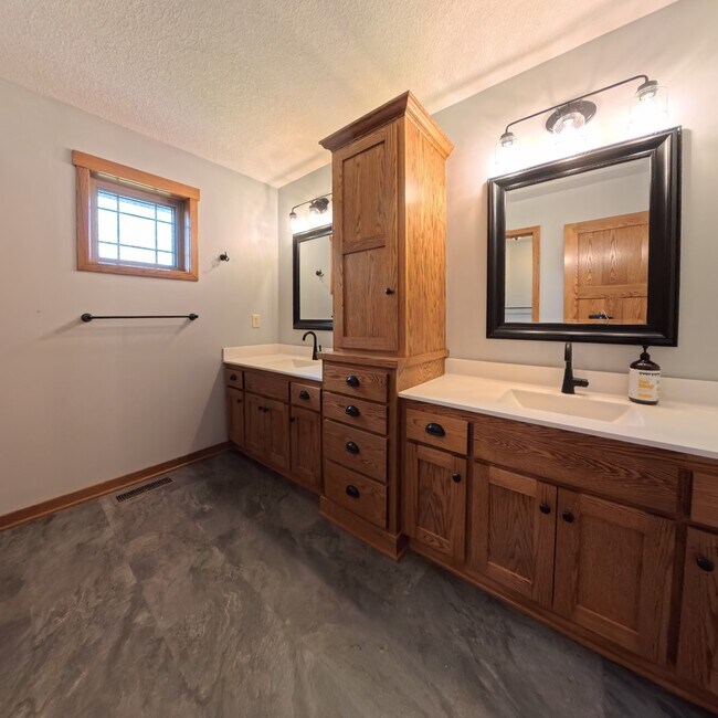 Building Photo - 11956 Castle Rock Ct N