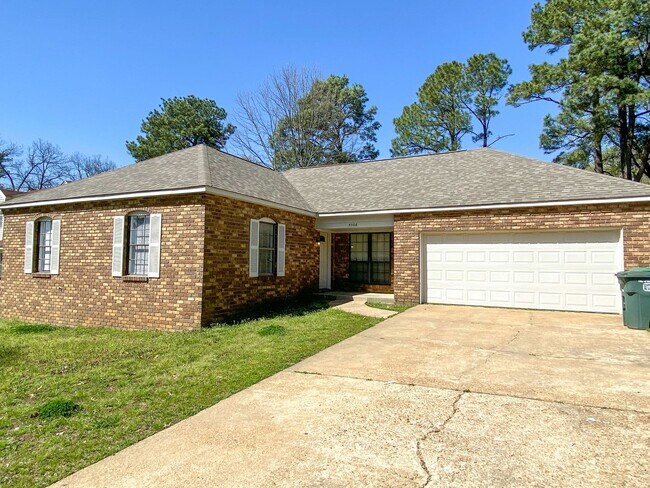 Primary Photo - 3 bed, 2 bath home with access to 79 and 40.