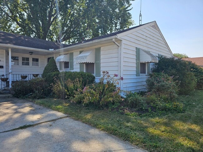 Building Photo - Cozy Fostoria Home