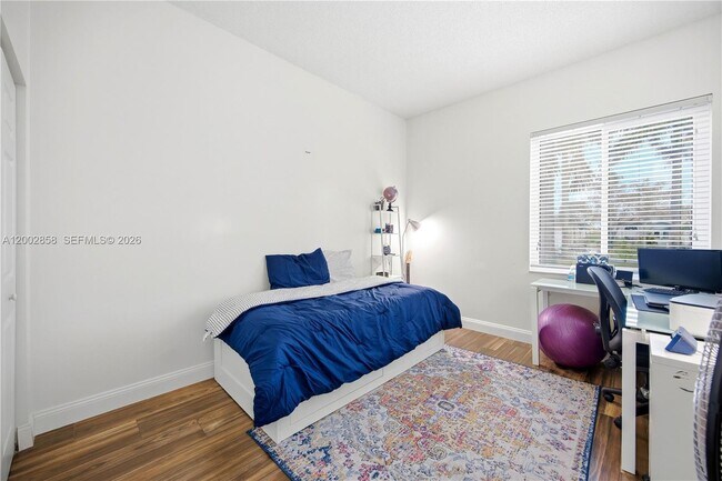 Building Photo - 2615 SE 5th Ct