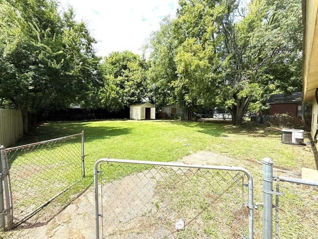 Building Photo - ** 3 bed 2 bath located in Capitol Heights...