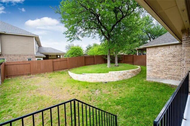 Building Photo - 205 Choke Canyon Ln