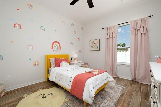 Building Photo - 33 E Silos Ave