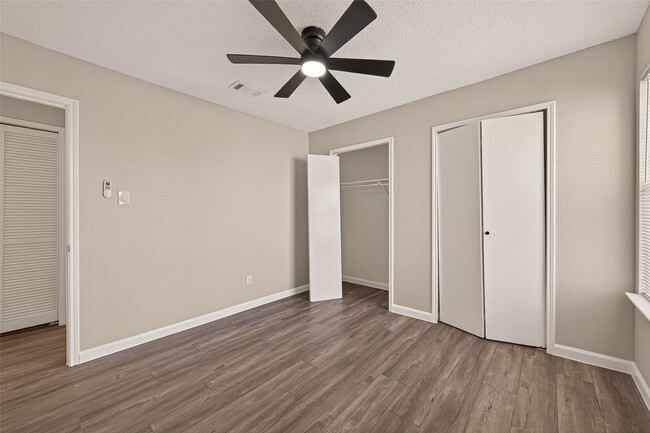 Building Photo - 7622 Poitiers Dr