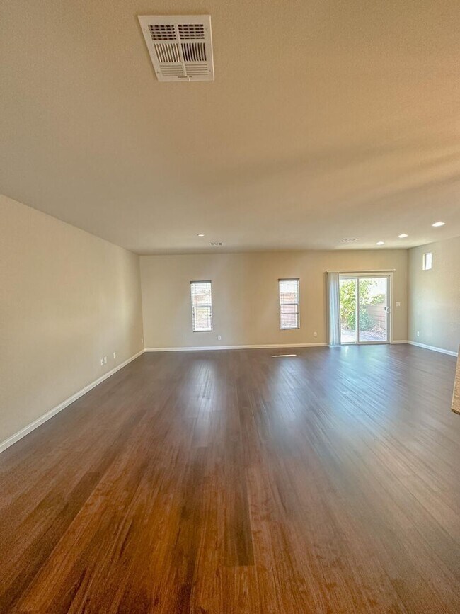 Building Photo - LUXURIOUS SPACIOUS HOME WITH MODERN UPGRAD...