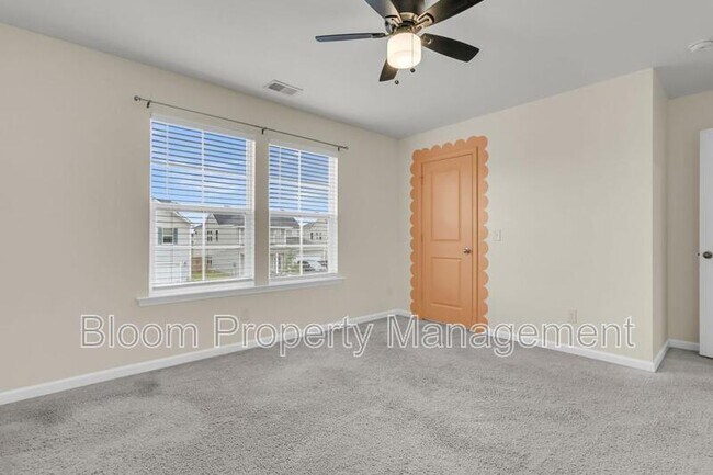 Building Photo - 450 Carrara Dr