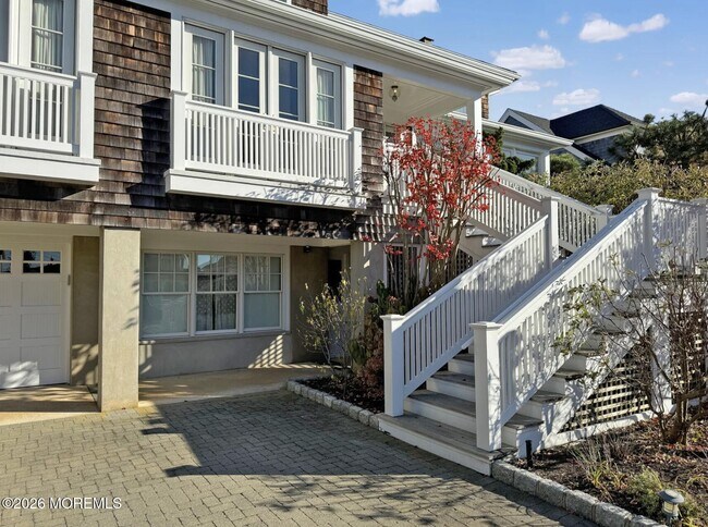 Building Photo - 985 East Ave