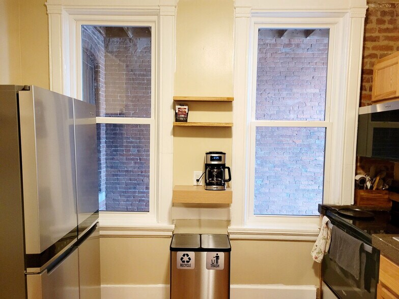 Building Photo - 208 Ash St