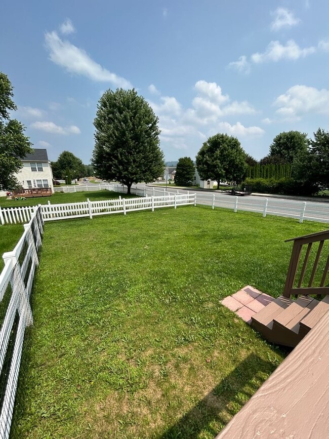 Building Photo - New Listing Alert! End unit Townhome in Penns Ridge!