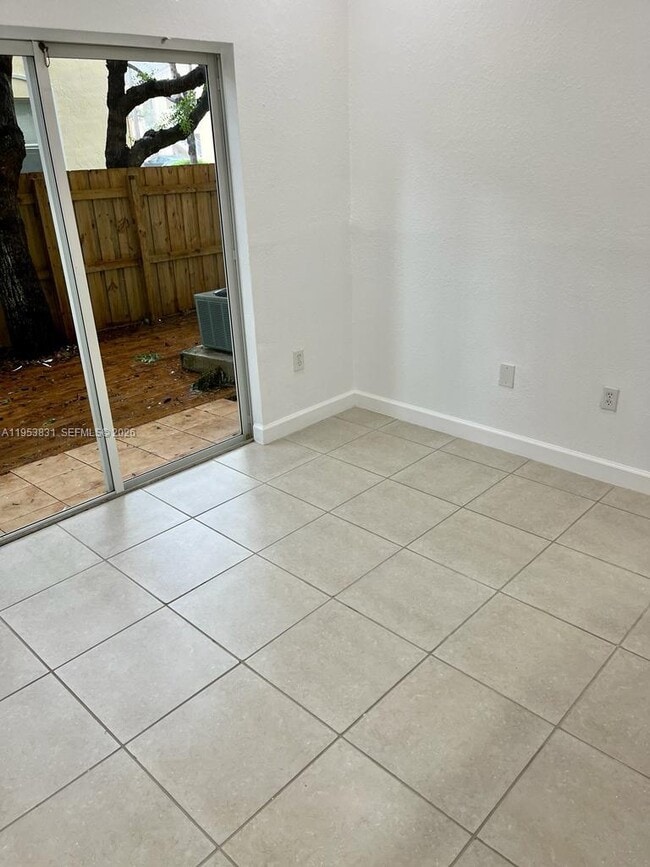 Building Photo - 1651 SE 28th Ct