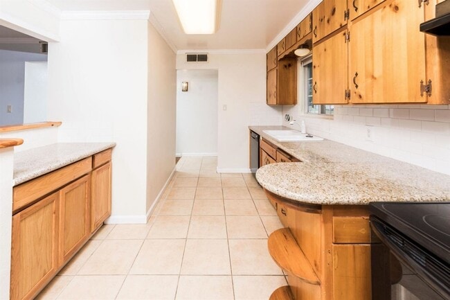 Building Photo - Nicely Remodeled North Fresno 3/1.5