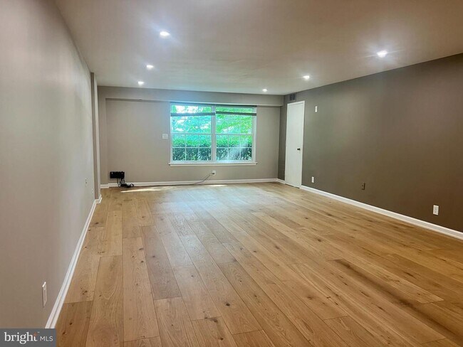 Building Photo - 7600 Tremayne Pl