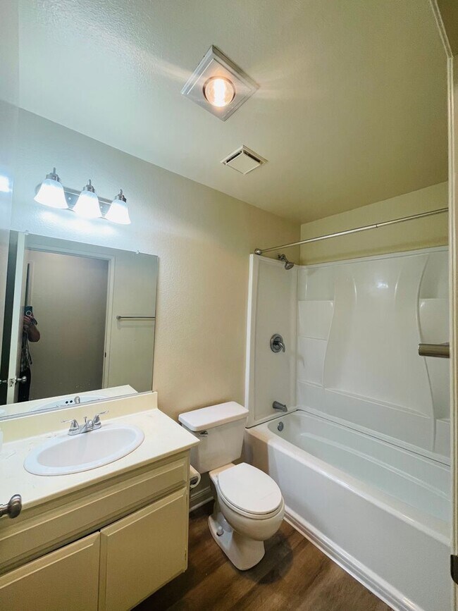 Building Photo - Your perfect Ventura retreat—spacious 3 be...