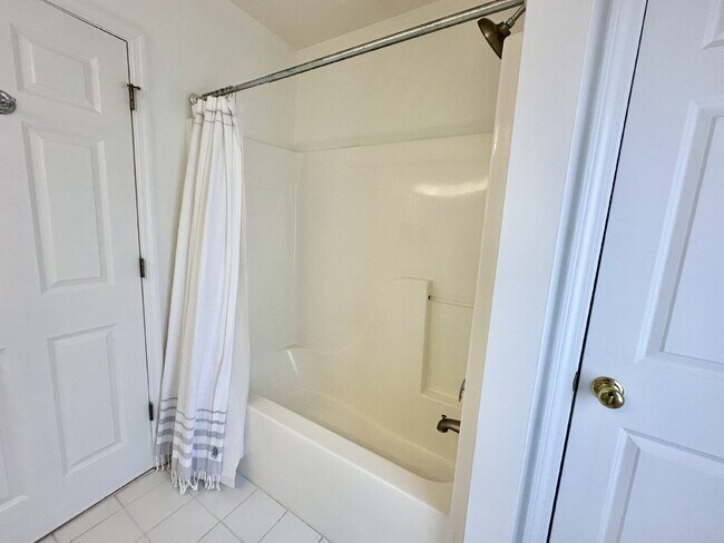 Building Photo - Beautiful Two Bedroom Townhome Located in Bluffton Village!