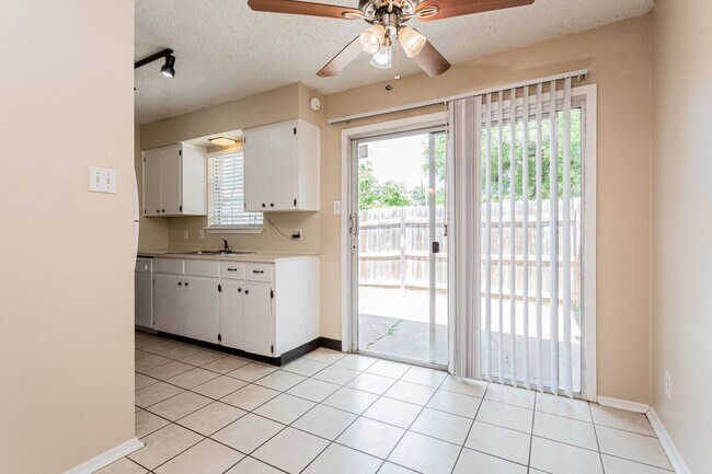 Building Photo - 3004 Pecan Springs Rd