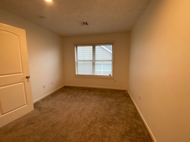 Building Photo - 4 Bedroom 2 1/2 Bath home in The Dalles