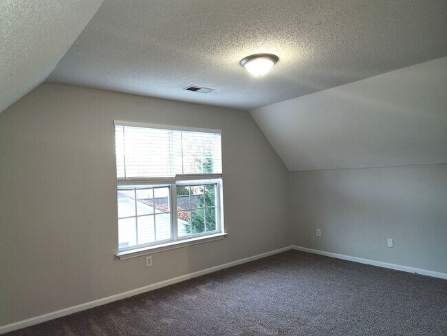 Building Photo - Pristine, 4 bed, 2.5 bath Home Located in the Southbridge Forest Community!