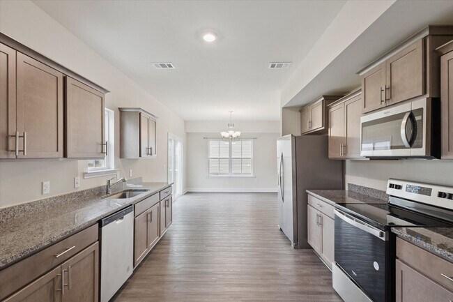 Building Photo - $500 RENT CREDIT | AVAILABLE NOW! (Small Pets Only)