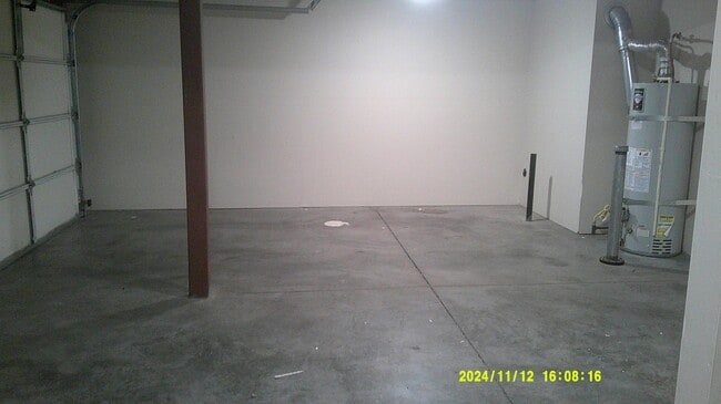 Building Photo - MOVE IN SPECIAL!! Spacious 3 bed 2.5 bath townhouse