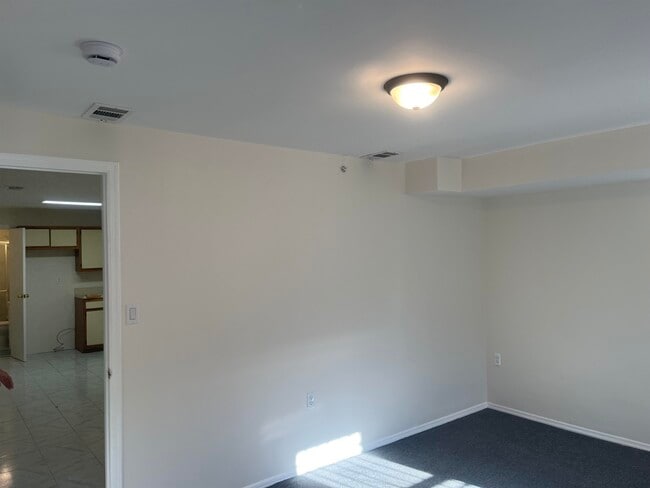 Building Photo - 653 39th St