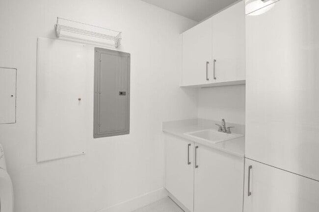 Building Photo - LUXURY Fully Furnished Condo in Saltaire For Rent!