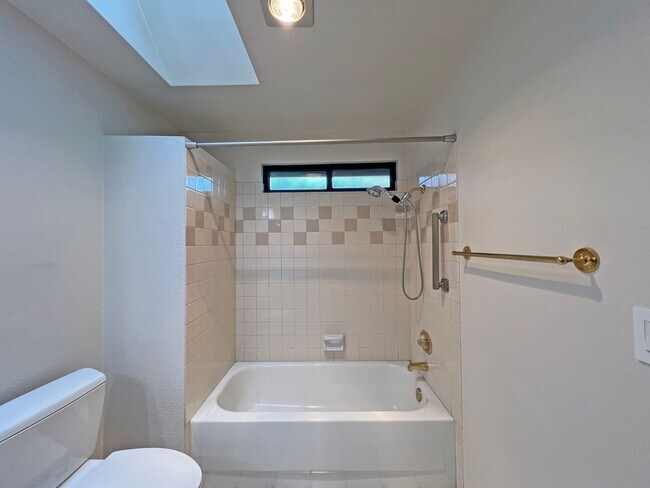 Building Photo - Gorgeous 3 Bedroom 2 Bath Home in Desirable Fairwood, Renton