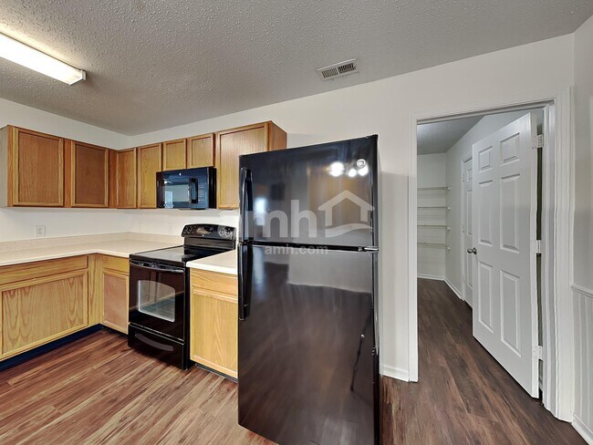 Building Photo - 527 Bourneside Dr