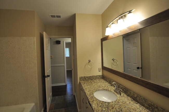 Building Photo - Coming Soon! 3 bedroom in the heart of Sou...