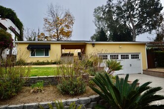 Building Photo - 2 Bedroom Fullerton Home Across from Hillc...