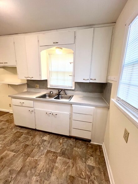 Kitchen - 1628 E McDaniel St