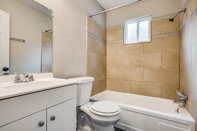 Interior Photo - 4820 Oak Ave