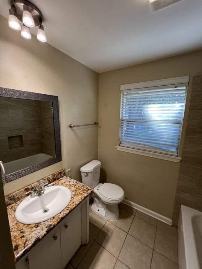 Building Photo - Newly updated!  3 bedroom, 1.5 bath home o...