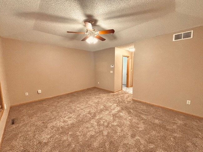 Building Photo - Huge 5 bed home located in Maple Grove!