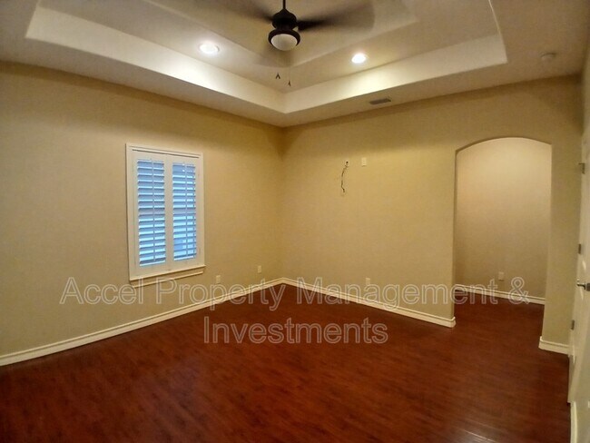 Building Photo - 2423 W Hampton Ave