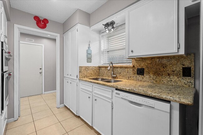 Building Photo - 883 Silverpines Rd