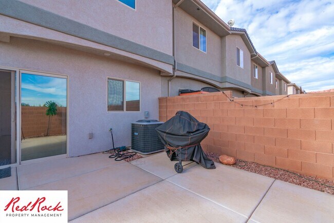 Building Photo - Beautiful townhome in desirable neighborho...