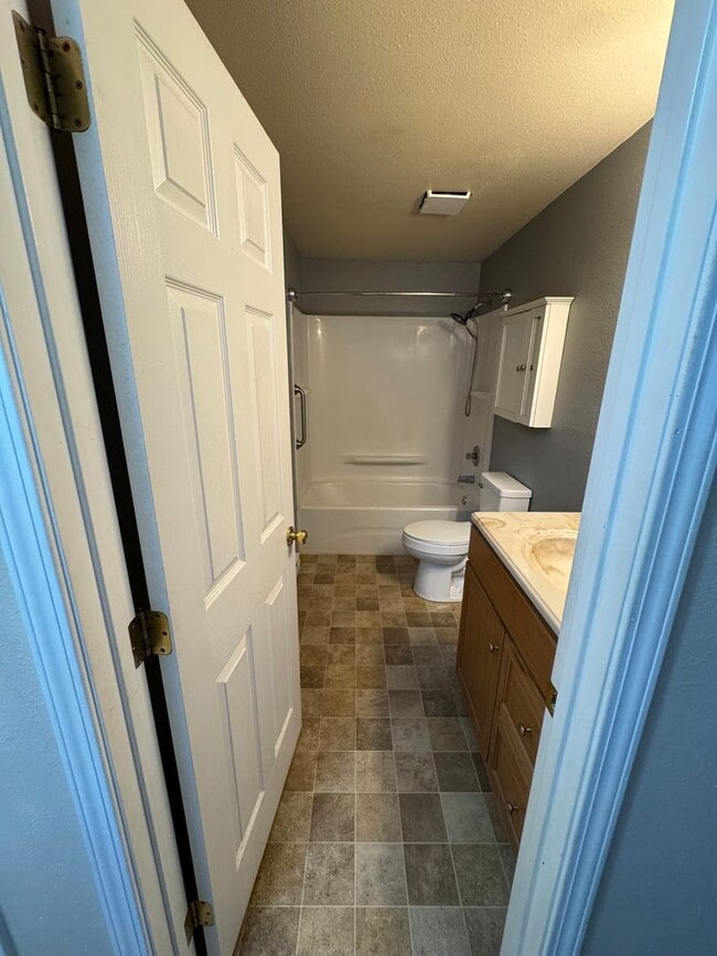 Building Photo - Nice 2 Bedroom 1 Bath Apartment in Sheridan
