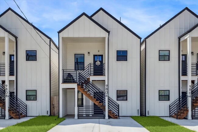 Building Photo - 9806 A/B Pelsey St