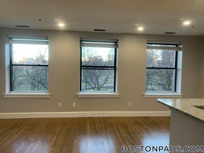 Building Photo - 140 Boylston St