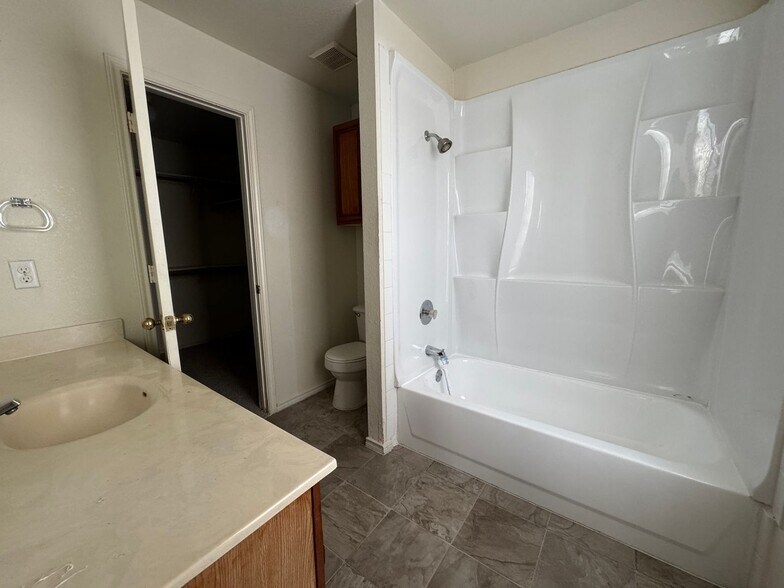 Building Photo - 1706 Benttree Dr