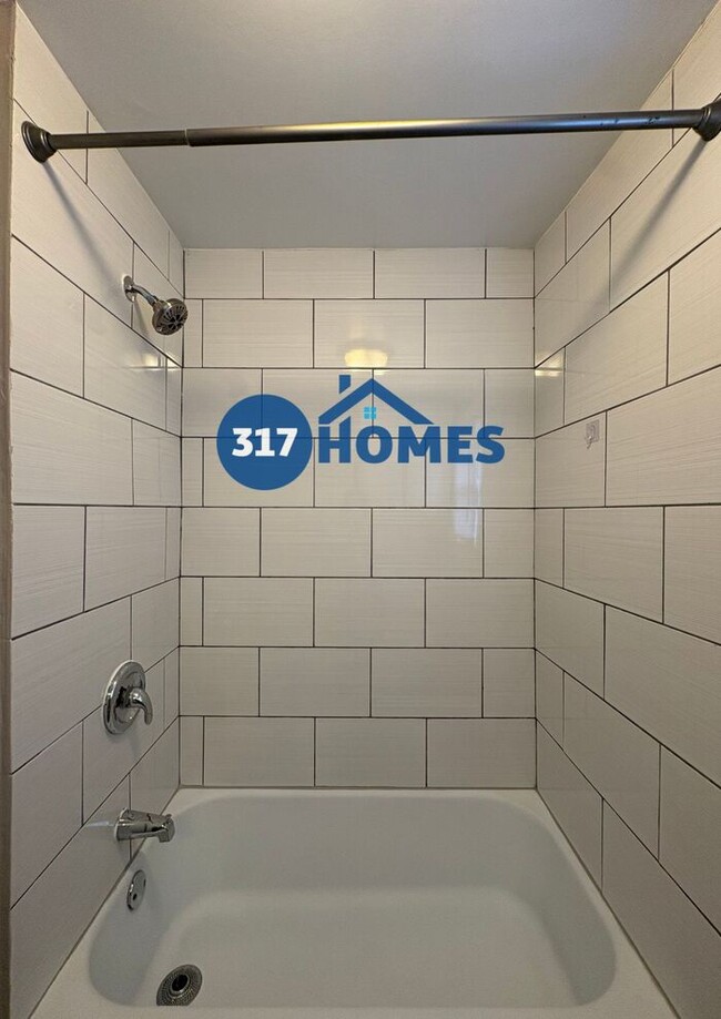 Building Photo - Lovely 2 Bedroom Duplex