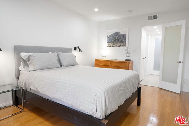 Building Photo - 943 12th St