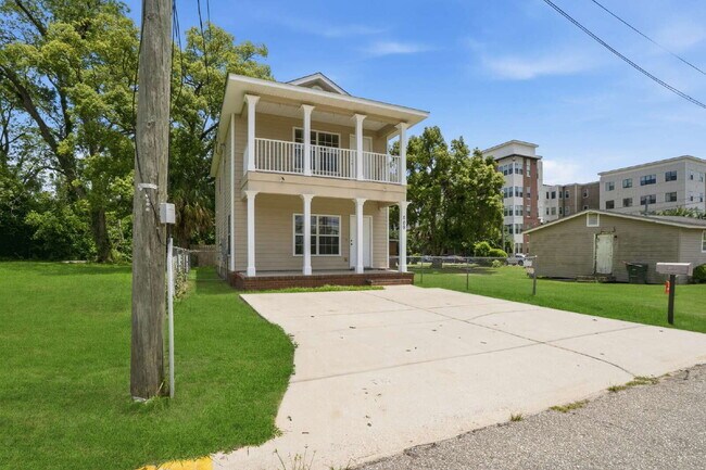 Building Photo - Beautifully Renovated 3 BD 3 BA Single Family Home Near Florida State University Campus.