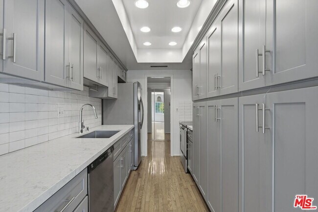 Building Photo - 521 Montana Ave