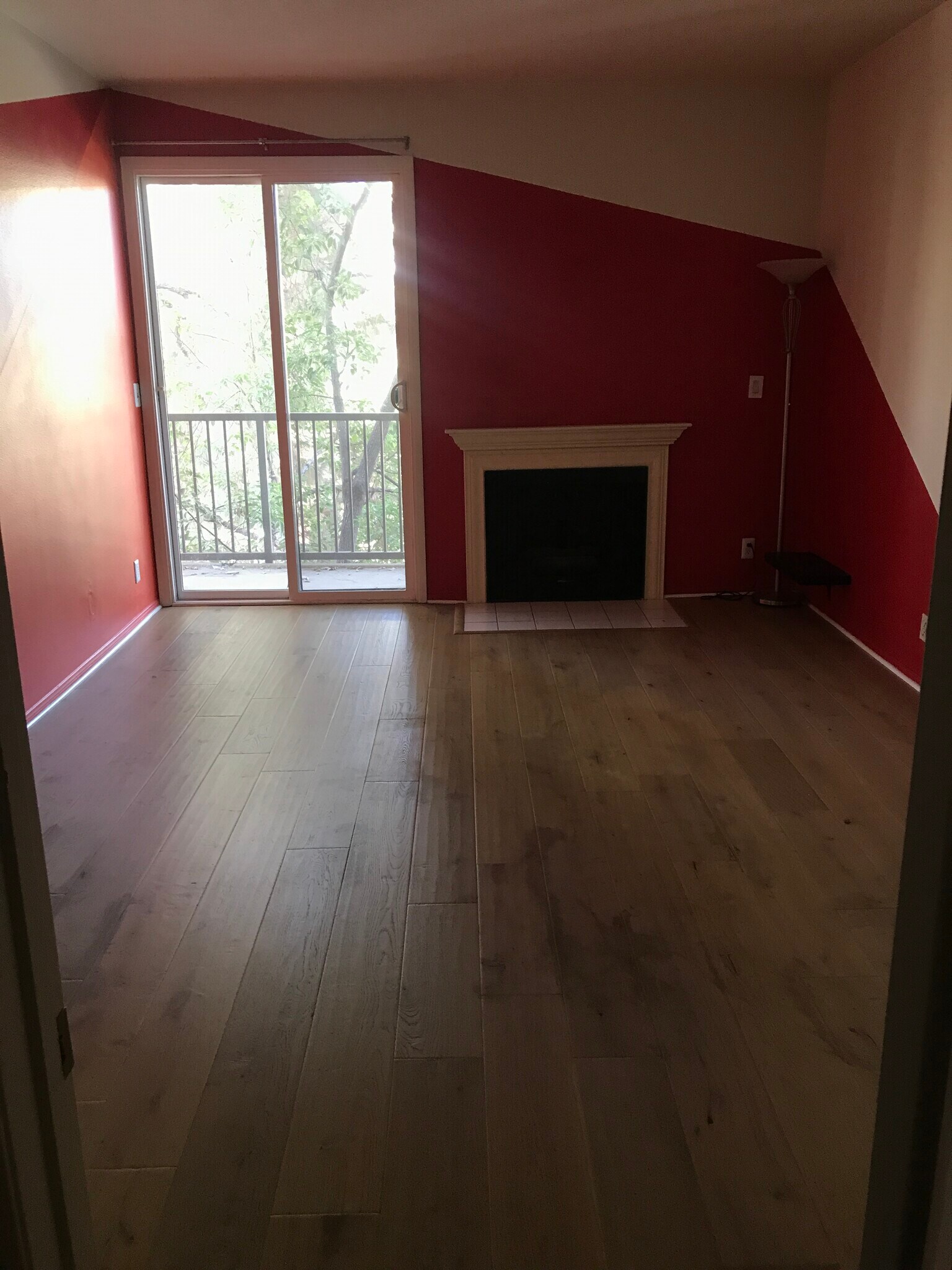 Available large master bedroom, ideal for a couple or two friends - 330 Cordova St