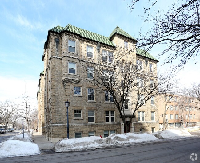 Building Photo - 900 Summit