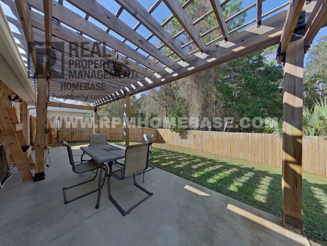 Building Photo - Elegant Gated Community Home with Water Ac...